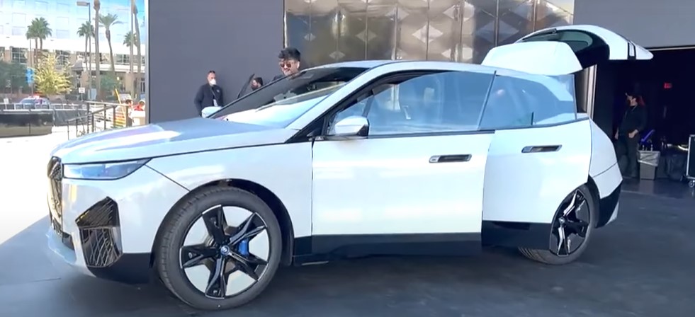 Новая технология от BMW — автомобиль мгновенно меняет цвет кузова