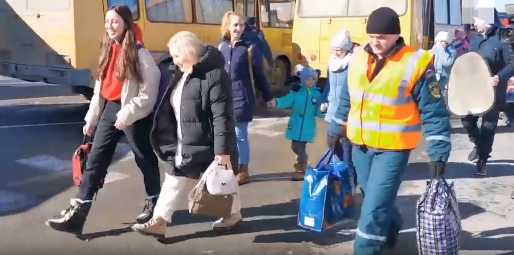 Беженцев из ЛНР и ДНР не могут устроить в РФ и не пускают обратно: люди жалуются, что "приехали в никуда"