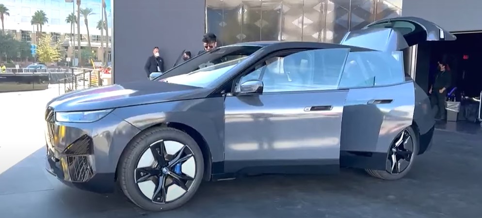 Новая технология от BMW — автомобиль мгновенно меняет цвет кузова